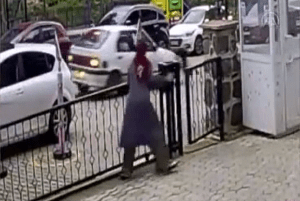 Trabzon’da otomobilin 7 yaşındaki çocuğa çarpma anı güvenlik kamerasına yansıdı