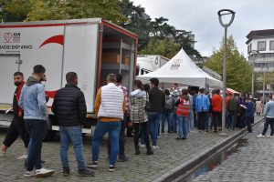 Trabzonlular kan bağışlamak için tır önünde uzun kuyruklar oluşturdu