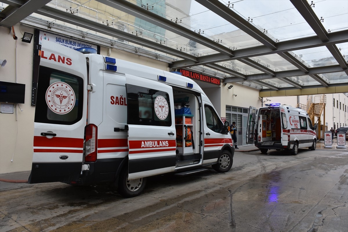 Trabzon’da otomobilin devrildiği kazada 4 kişi yaralandı