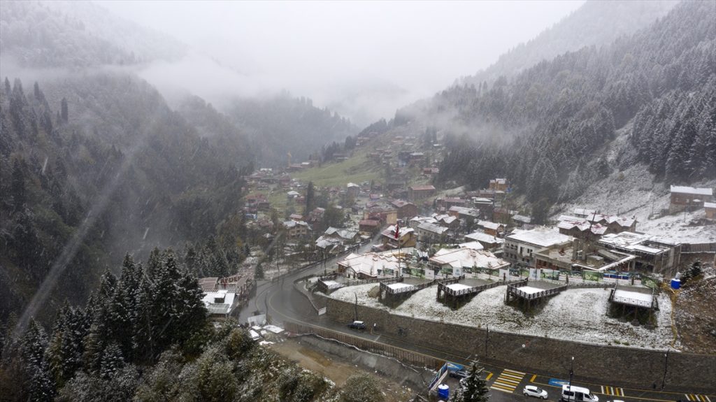 Doğu Karadeniz’in yüksek kesimlerinde kar yağışı etkili oldu