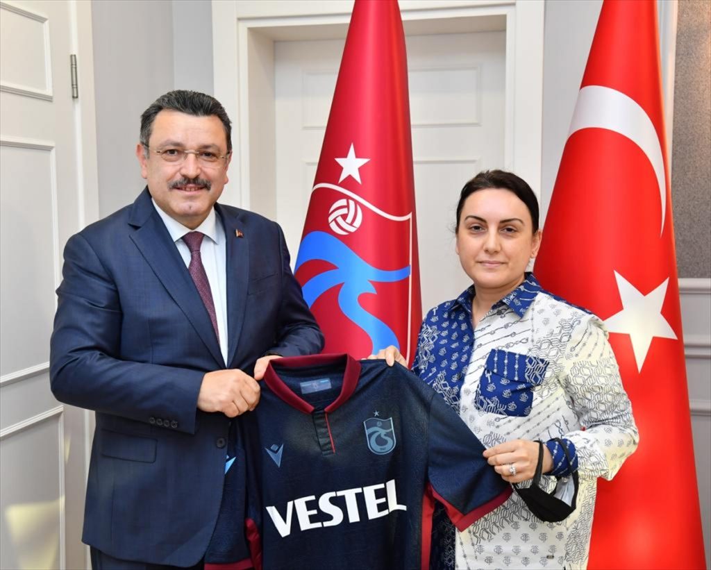 Trabzonspor-Fenerbahçe maçının skorunu bilen 163 taraftara forma hediye edildi