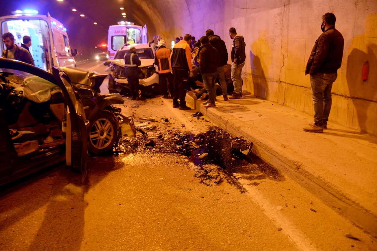Gümüşhane’de tünelde iki otomobilin çarpışması sonucu 4 kişi yaralandı
