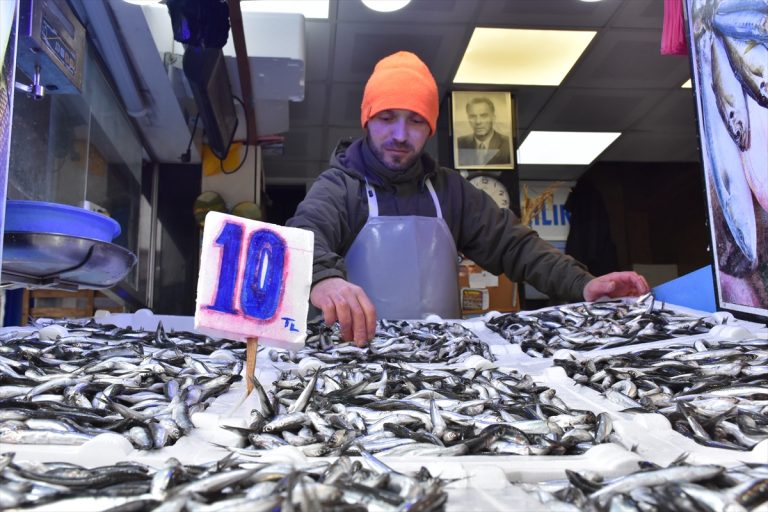Trabzon’daki tezgahlarda hamsi bolluğu yaşanıyor
