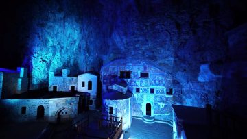 Sümela Manastırı, Dünya Çocuk Günü’nde mavi ışıkla aydınlatıldı