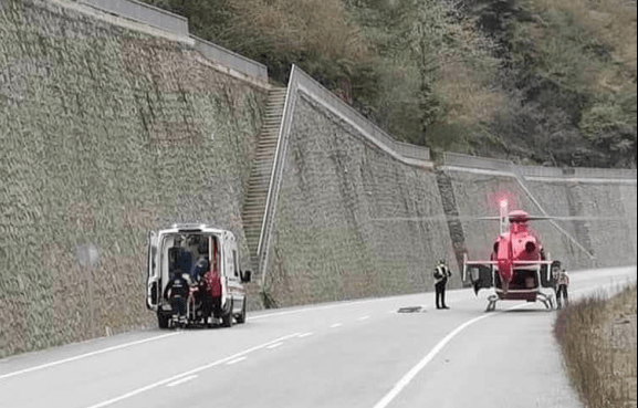 Arsin’de ambulans helikopter yaralı işçi için kara yoluna indi