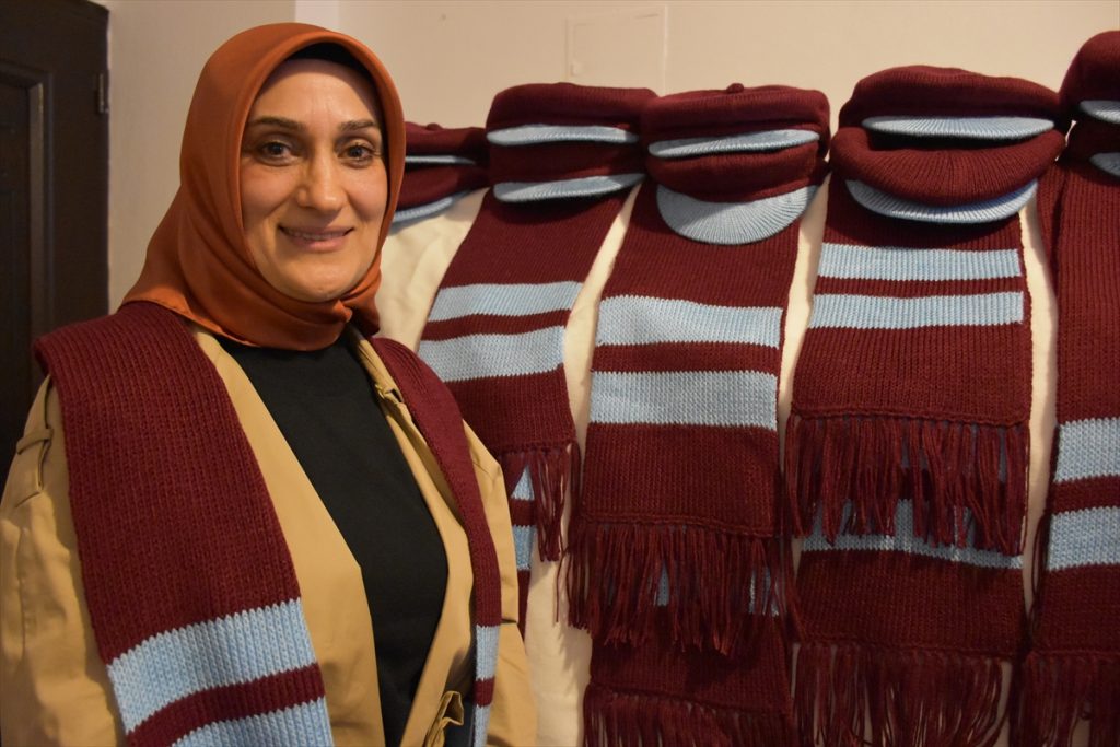 Trabzonspor’un renklerini taşıyan kasket ve kaşkoller öğrencilere burs olacak