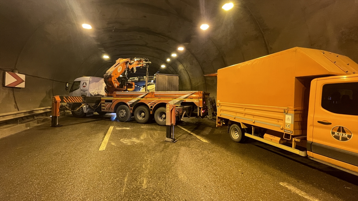 Trabzon’da tünelde devrilen tır nedeniyle kapanan sahil yolu ulaşıma açıldı