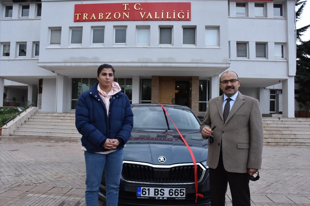 Milli boksör Busenaz Sürmeneli’ye otomobil hediye edildi