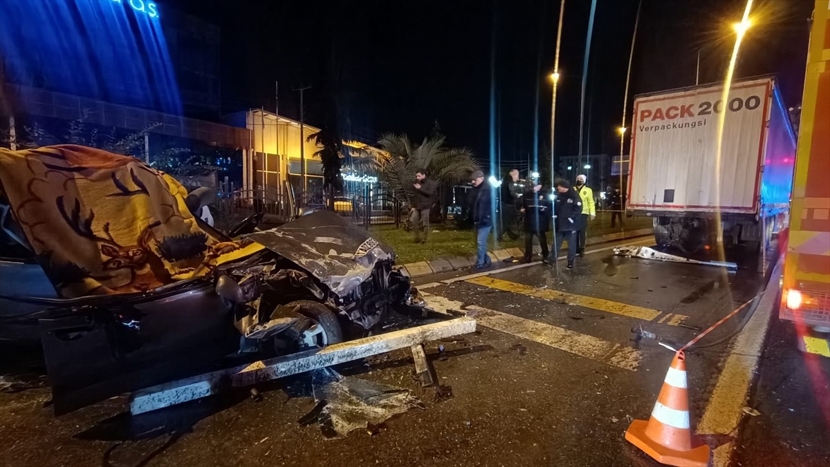 Trabzon’da otomobil tıra çarptığı kazada 1 kişi öldü