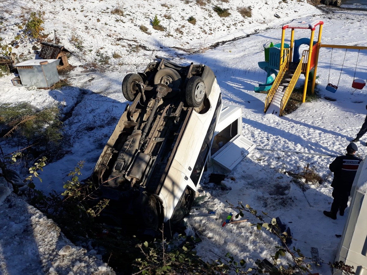 Trabzon’da buzlu yolda şarampole düşen minibüsteki 3 kişi yaralandı