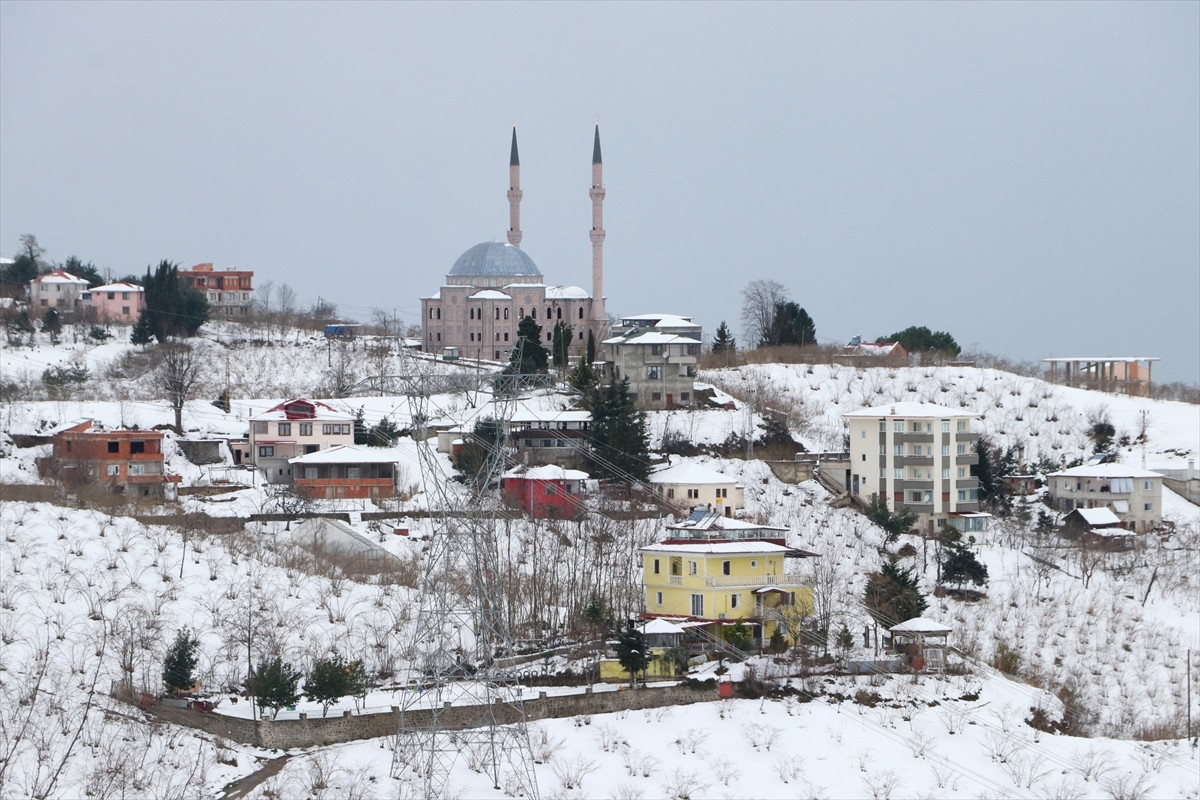 Trabzon’un yüksek kesimlerinde kar yağışı etkili oldu