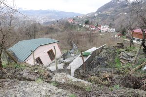 Trabzon’da meydana gelen heyelanda bir ev yıkıldı