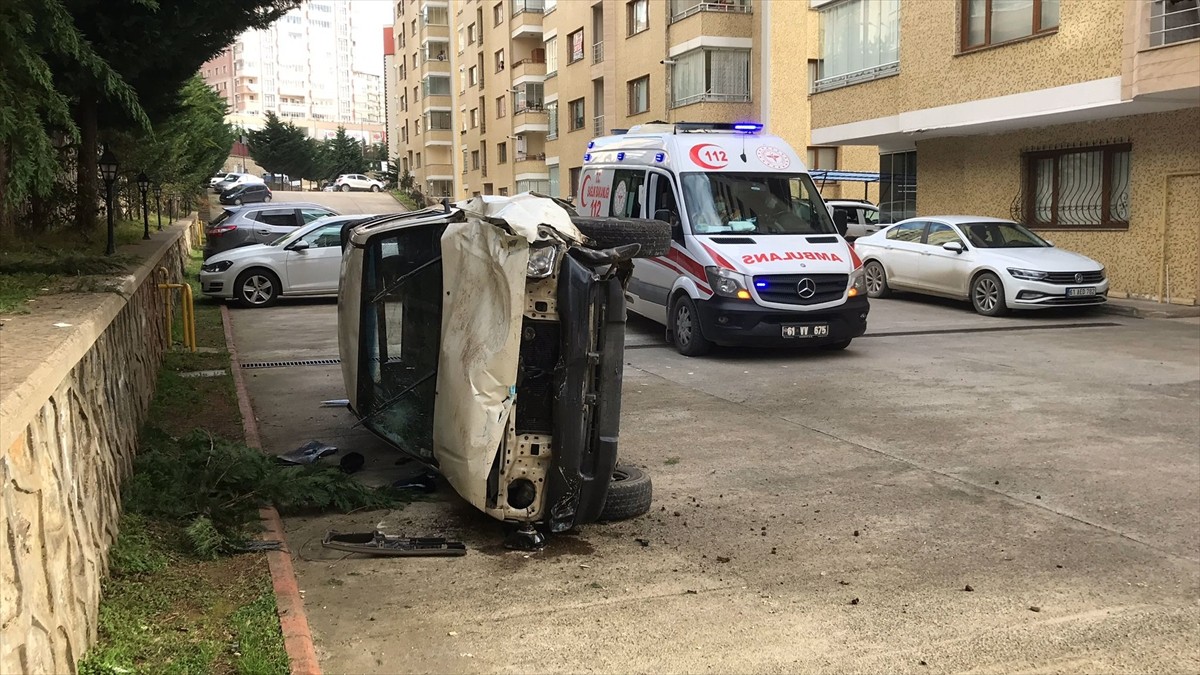 Trabzon’da yoldan site bahçesine düşen kamyonetteki 3 kişi yaralandı