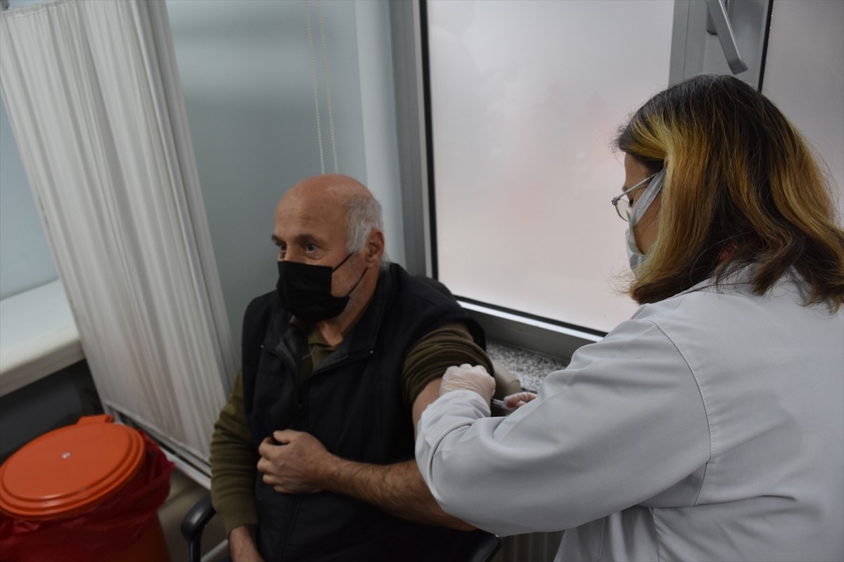 Yerli Kovid-19 aşısı TURKOVAC Trabzon’da uygulanmaya başlandı