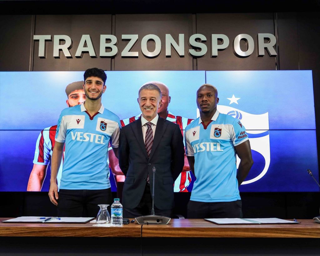 Trabzonspor’da Kouassi ve Emrehan Gedikli için imza töreni düzenlendi