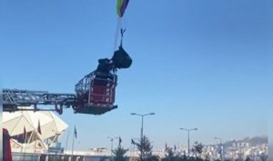 Trabzon’da elektrik tellerinde asılı kalan paraşütçüyü itfaiye ekipleri kurtardı