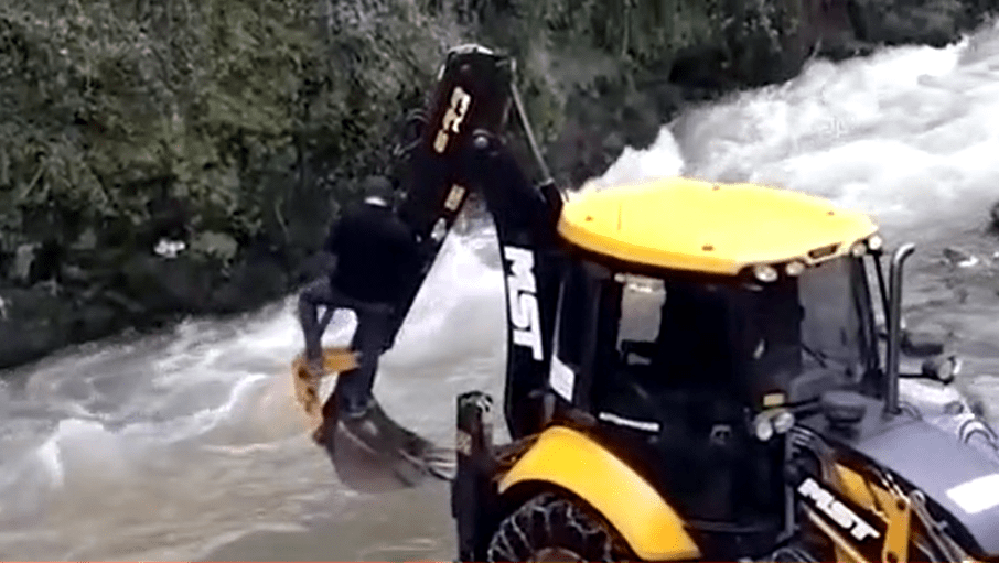 Trabzon’da dere kenarında mahsur kalan kedi kepçe yardımıyla kurtarıldı
