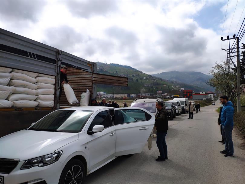 TRABZON’DA ARICILARA ŞEKER DAĞITIMI DEVAM EDİYOR