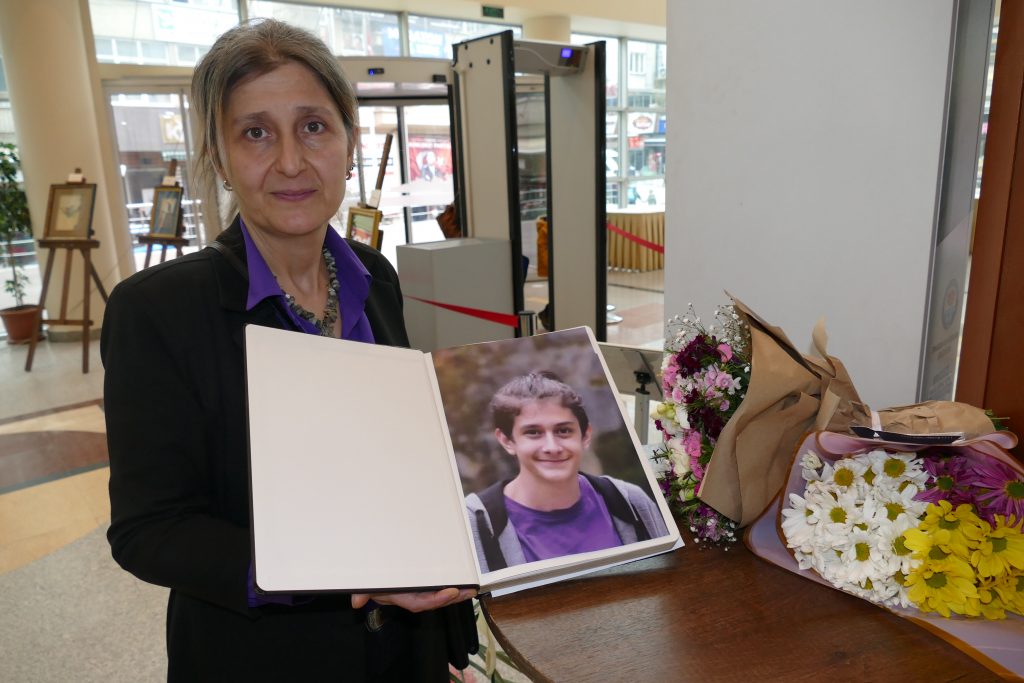 ‘15 YAŞINDA SOLDU GİTTİ GENÇLİĞİM’ SERGİSİ DUYGULANDIRDI