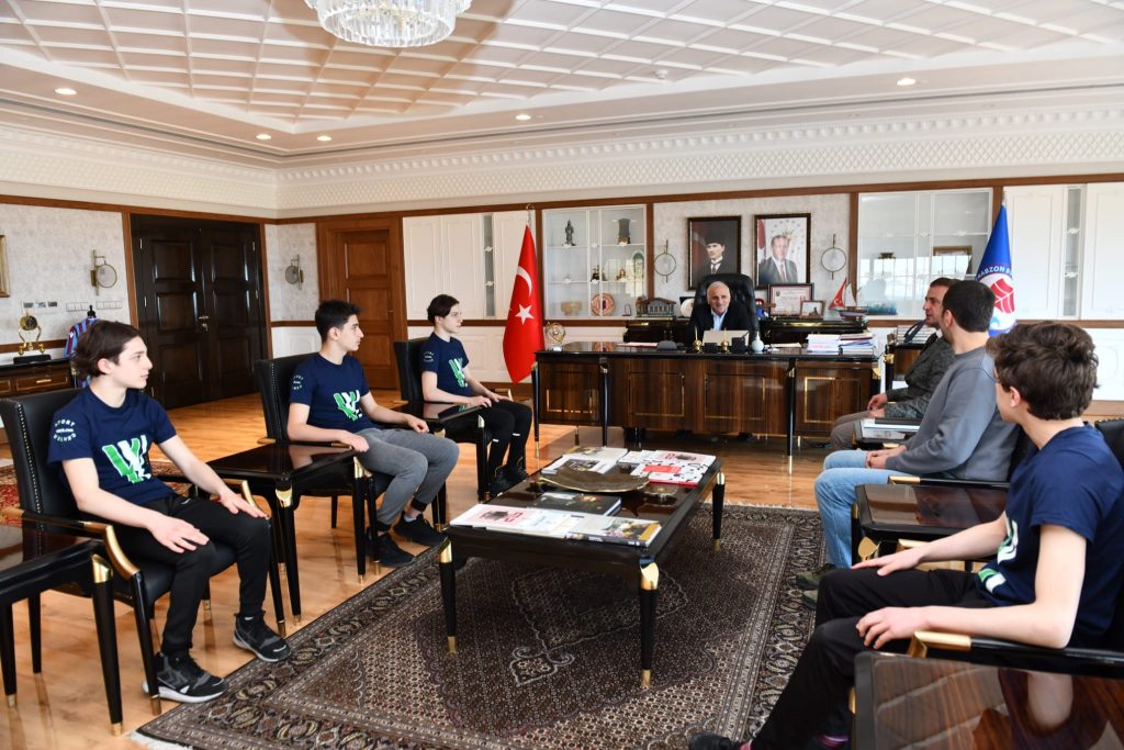 BAŞARILI YÜZÜCÜLERDEN BAŞKAN ZORLUOĞLU’NA ZİYARET