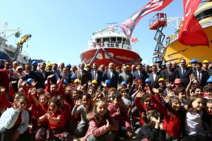 Bakan Karaismailoğlu, Trabzon’da balıkçı gemisinin suya indirilmesi törenine katıldı: