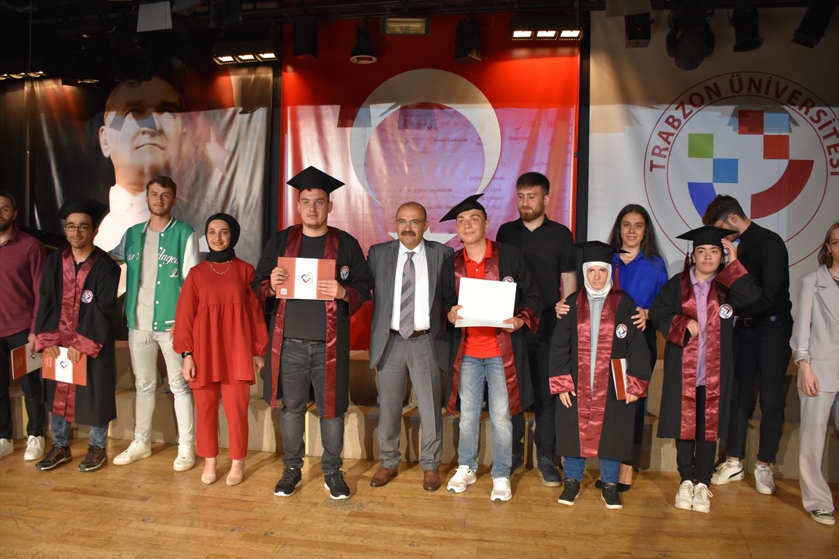 Trabzon’da özel gereksinimli kursiyerler mezuniyet heyecanı yaşadı