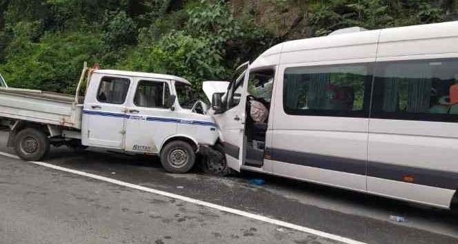 Trabzon’da tur minibüsü ile kamyonetin çarpıştığı kazada 5 kişi yaralandı