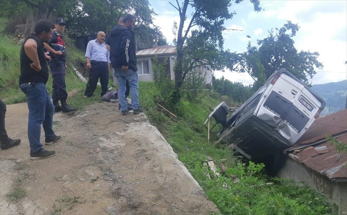 Cenazeye gidenleri taşıyan minibüsün evin çatısına devrildiği kazada 7 kişi yaralandı