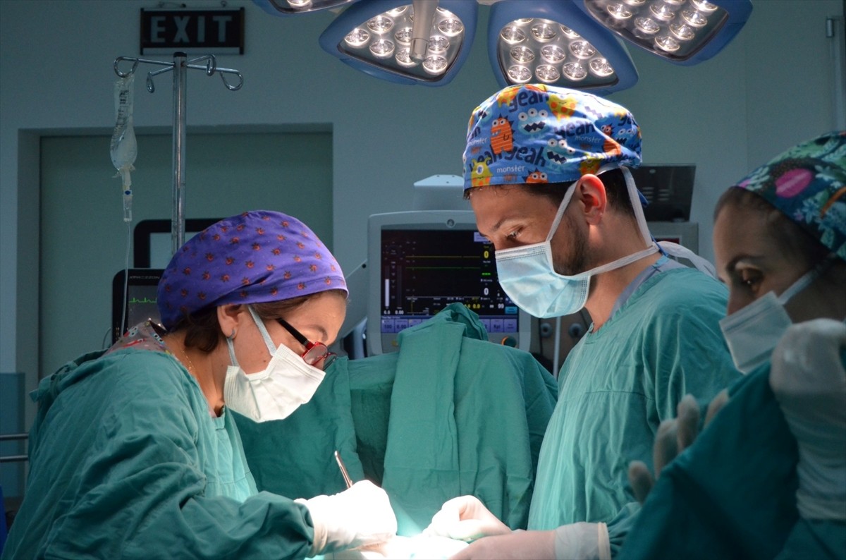 Trabzon’da prematüre doğan bebeğe kasık fıtığı ameliyatı yapıldı