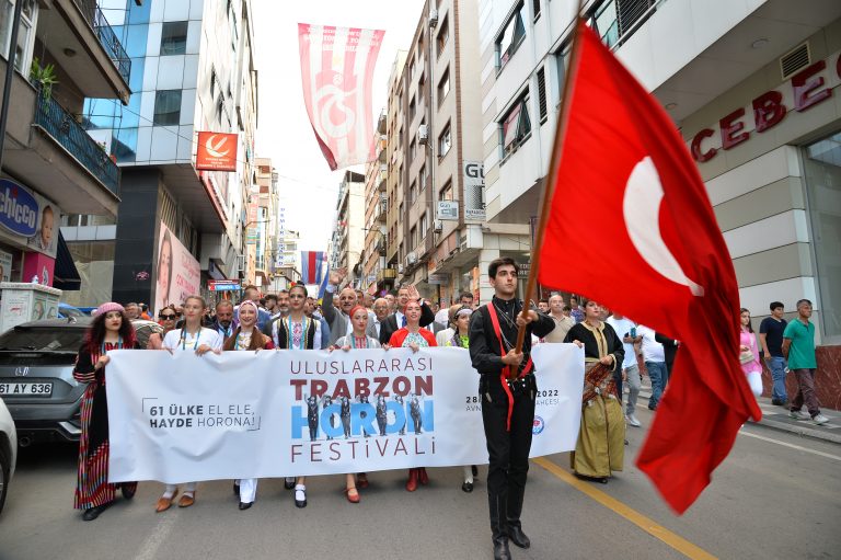 Dünya horon halkasında buluştu