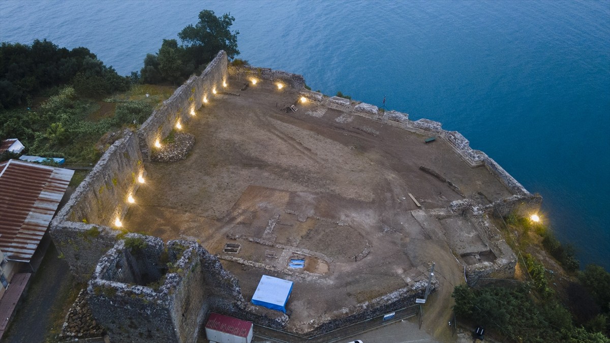 Trabzon’da denize hakim noktadaki Akçakale ışıklandırıldı