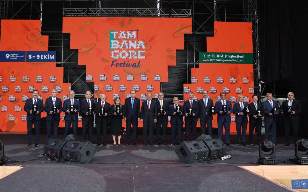 Başkan Zorluoğlu, ödülü Cumhurbaşkanı Recep Tayyip Erdoğan’ın elinden aldı