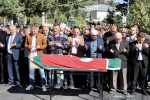 Orman işçilerini taşıyan kamyonetin devrildiği kazada ölen sürücünün cenazesi defnedildi