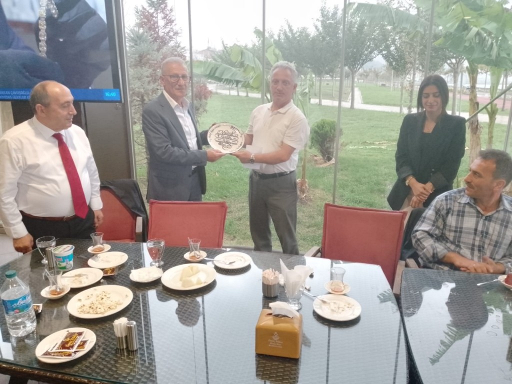 Başarılı okul müdürüne veda yemeği