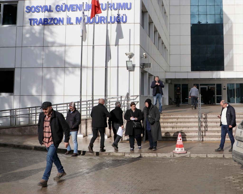 Trabzon’da EYT’li vatandaşlar SGK il müdürlüğüne gelmeye başladı