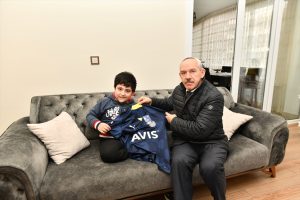 Trabzon’da engelli depremzede çocuğa akülü araç ve Fenerbahçe forması hediye edildi