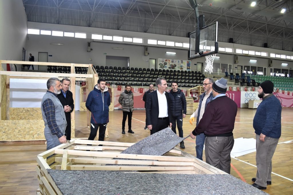 Trabzon’da depremzedeler için çadır üretiliyor