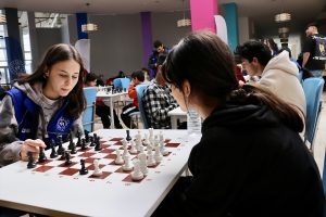 Trabzon’daki depremzede çocuk ve gençlere satranç eğitimi veriliyor