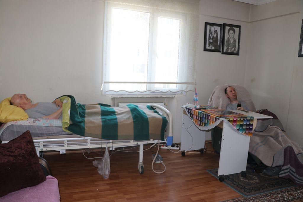 Baba ve oğlu “taş adam” sendromu ile mücadele ediyor