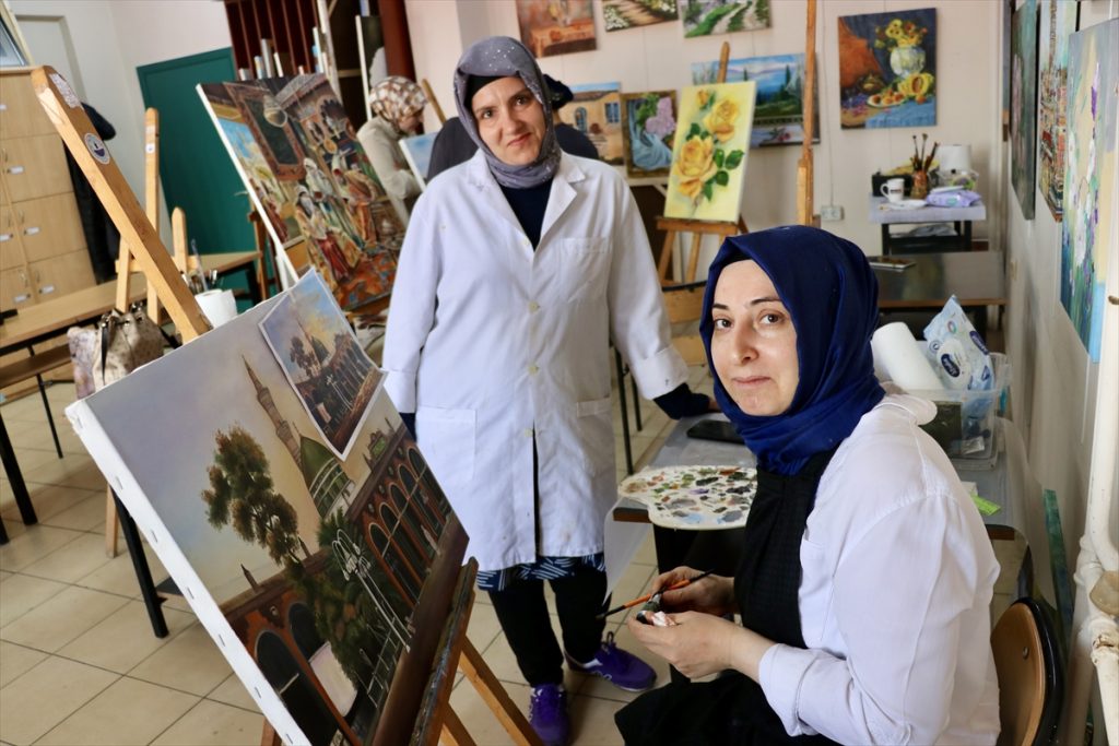 Trafik kazasının yarattığı travmayı resim yaparak atlatmaya çalışıyor