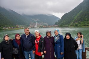 Otobüsün direksiyonuna geçen belediye başkanı, ilçe halkını Trabzon’a götürdü