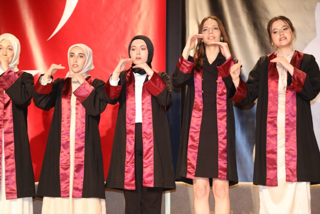 Trabzon’da üniversiteliler mezuniyet töreninde İstiklal Marşı’nı işaret diliyle okudu