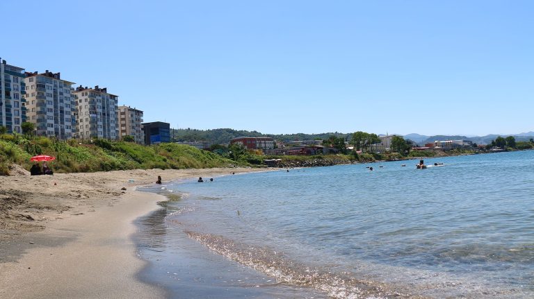 Yenilenen Arsin Belediyesi Halk Plajı hizmetine açılıldı