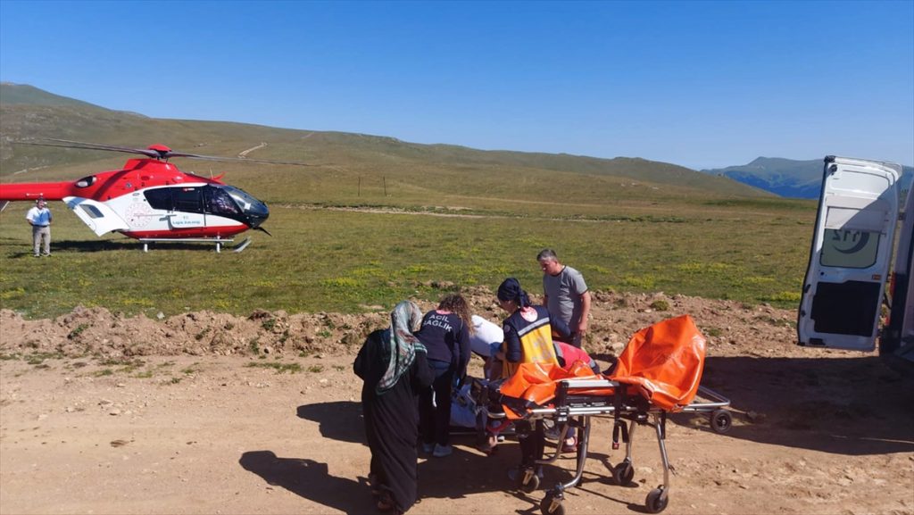 Trabzon’da yaylada rahatsızlanan hasta ambulans helikopterle hastaneye ulaştırıldı