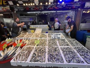 Trabzon’da hamsinin 3 kilogramı 100 liradan satılıyor