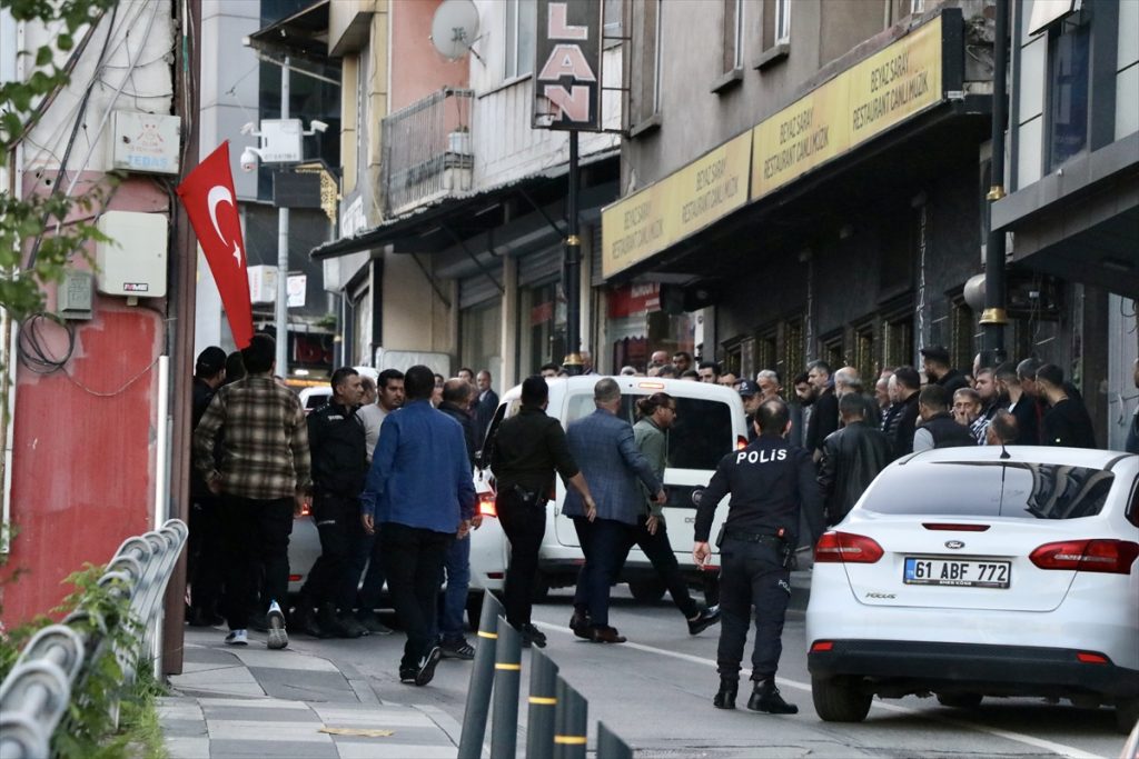 Trabzon’da “dur” ihtarına uymayan sürücünün otomobille çarptığı polis memuru yaralandı