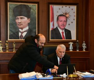 Vali Aziz Yıldırım, AA’nın “Yılın Kareleri” oylamasına katıldı.