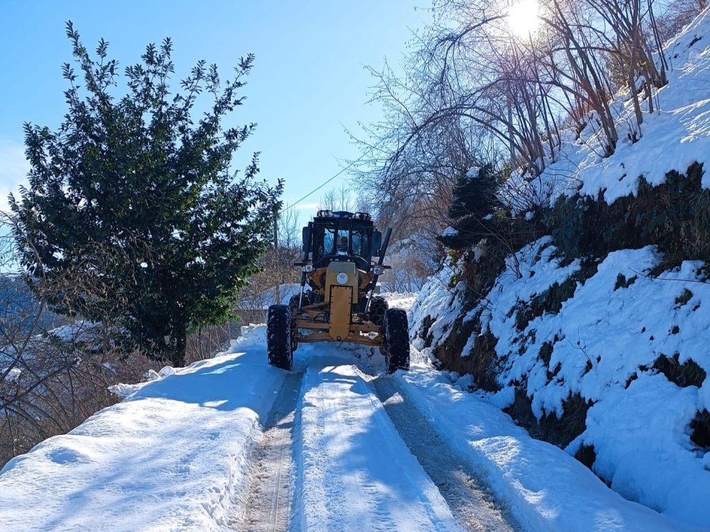 Arsin’de yol açma ve tuzlama çalışmaları devam ediyor