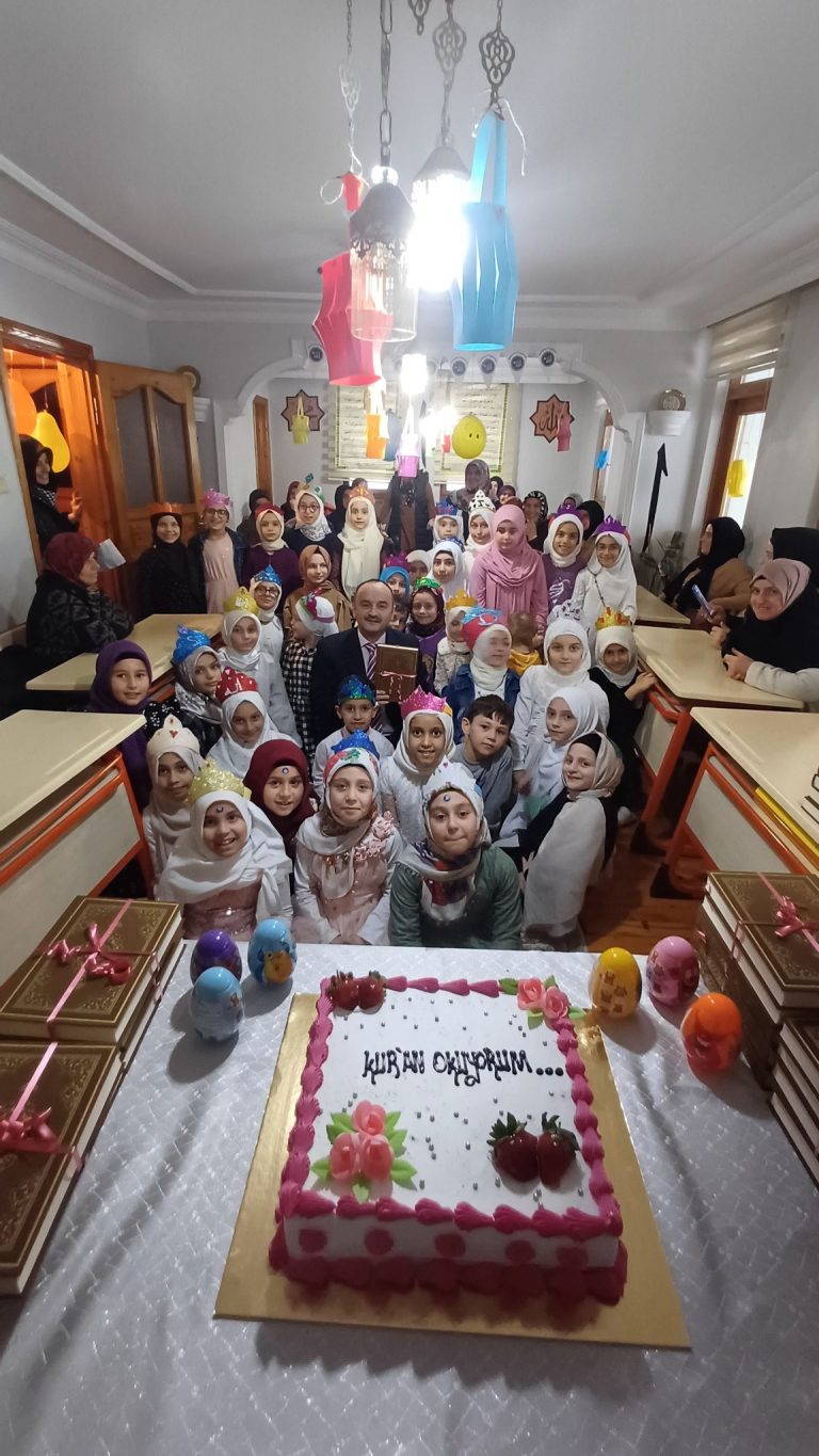 Arsin Müftülüğü 7-10 Yaş Kur’an Kursunda eğitim alan minikler, Kur’an-ı Kerim öğrenmenin sevincini yaşadı