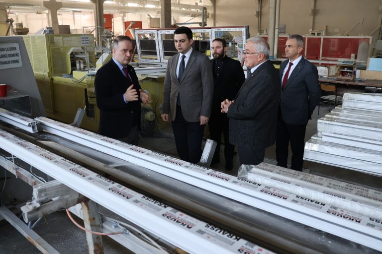 ARSİN KAYMAKAMI ÖMER SİRKECİ’DEN FİRMALARA ZİYARET